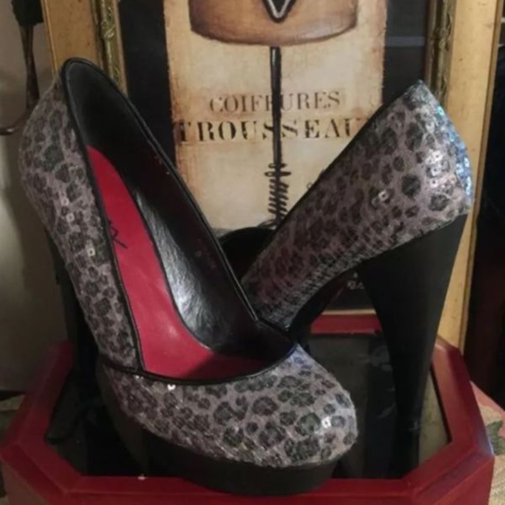 Cheetah misses sz 8 heels 6 ' gray & black sequins